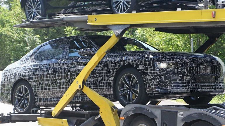 Новейший и самый мощный BMW i7 впервые замечен на тестах: фото