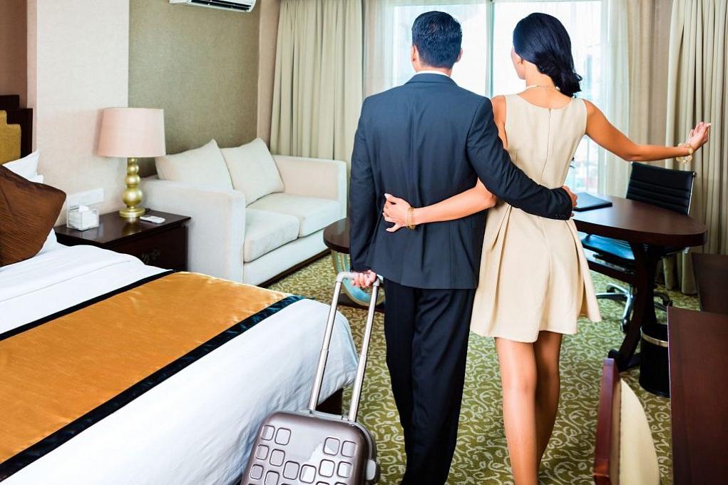 Муж и жена использую душевую в номере отеля