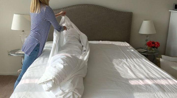 Сноха заправляет постель в коротком платье фото