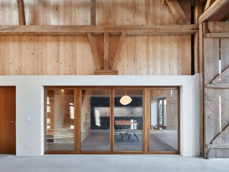 Архитекторы превратили старый деревенский сарай в просторный дом: двухэтажная кухня, столовая и гостиная были встроены в бывшую конюшню