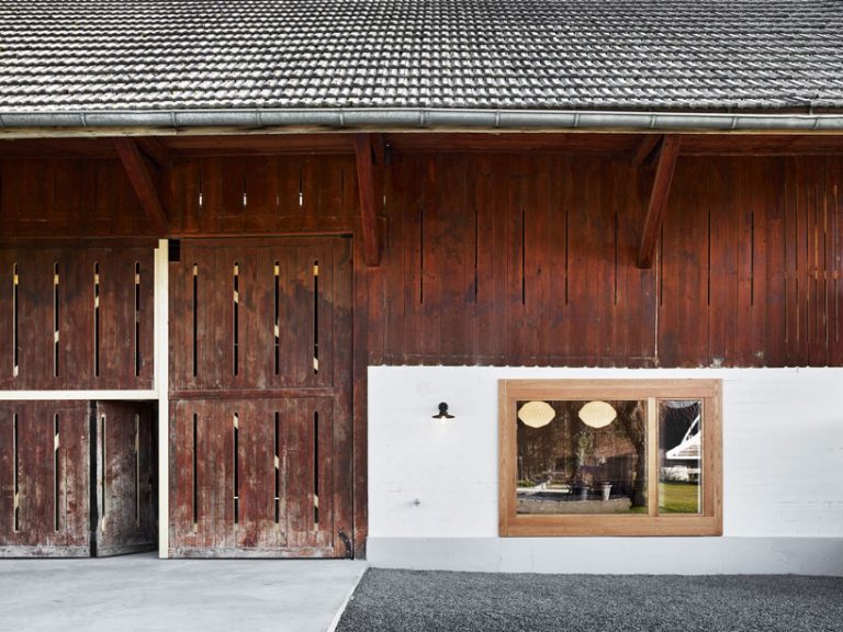 Архитекторы превратили старый деревенский сарай в просторный дом: двухэтажная кухня, столовая и гостиная были встроены в бывшую конюшню