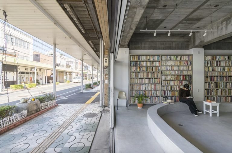 Архитекторы построили бетонный дом с открытой библиотекой на 1-м этаже: а похожая на бассейн скамейка в центре воссоздает атмосферу городской площади (фото)