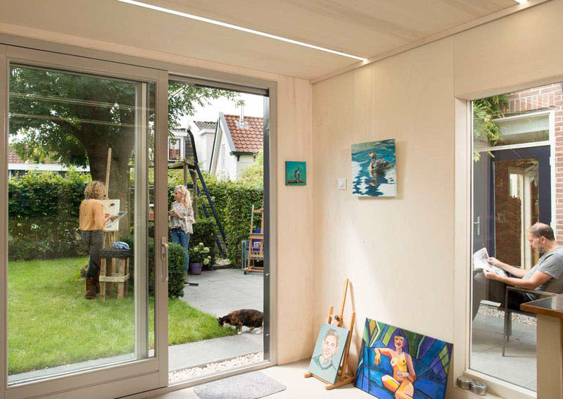 Дизайнеры переделали неприглядный сарай на заднем дворе в уютную мастерскую, где можно рисовать картины и заниматься живописью (фото)