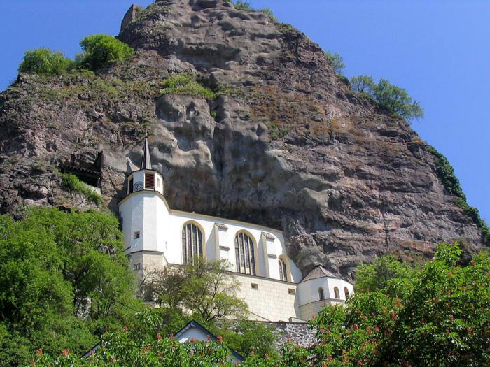 необычная церковь высеченная в скале