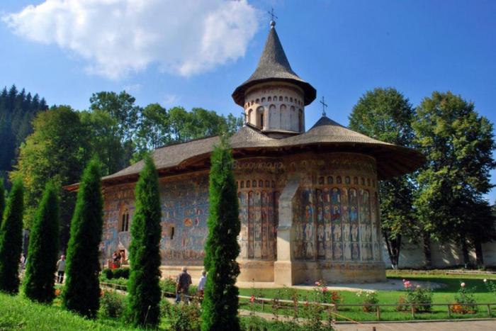 необычный румынский монастырь