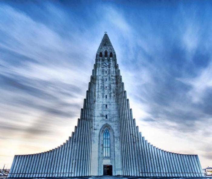 необычная церковь в исландии