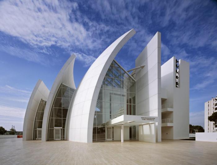 церковь с современным дизайном