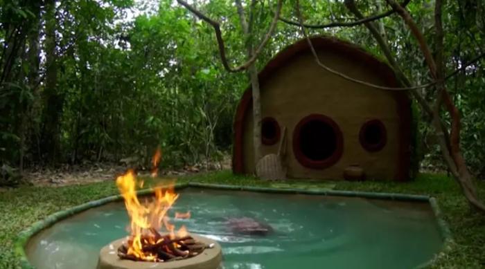 Мужчина построил комфортный дом в джунглях с полноценным бассейном
