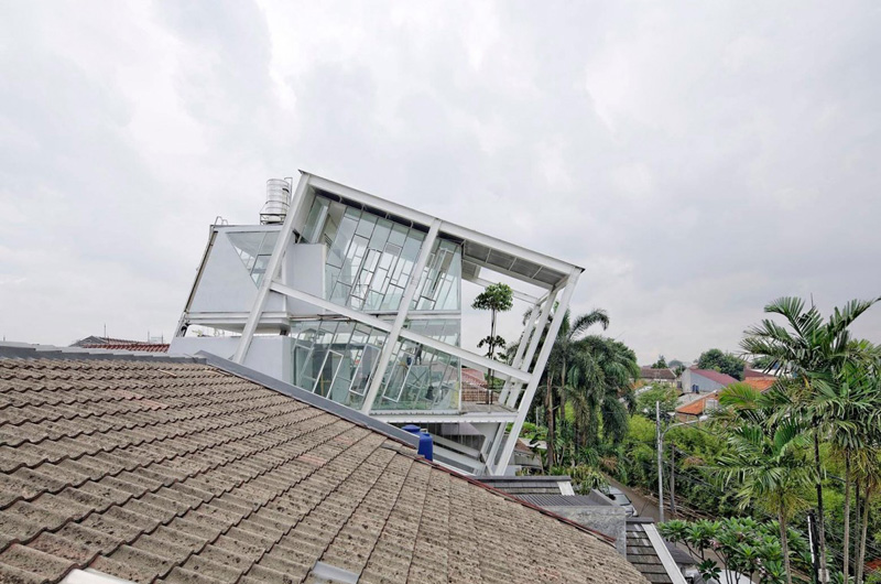 Кажется, что этот дом в столице Индонезии вот-вот упадет. Но нет, он стоит прочно, а внутри даже есть бассейн, небольшой сад и спальня