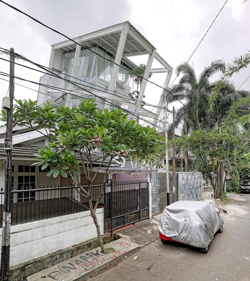Кажется, что этот дом в столице Индонезии вот-вот упадет. Но нет, он стоит прочно, а внутри даже есть бассейн, небольшой сад и спальня