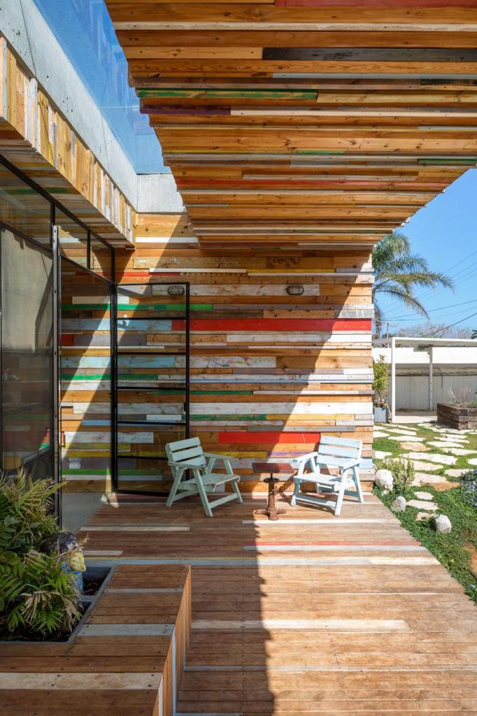 Соберем разноцветные обрезки дерева и обошьем ими стены: уникальный дом в Израиле, яркий дизайн которого бросается в глаза
