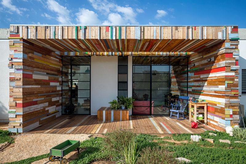Соберем разноцветные обрезки дерева и обошьем ими стены: уникальный дом в Израиле, яркий дизайн которого бросается в глаза