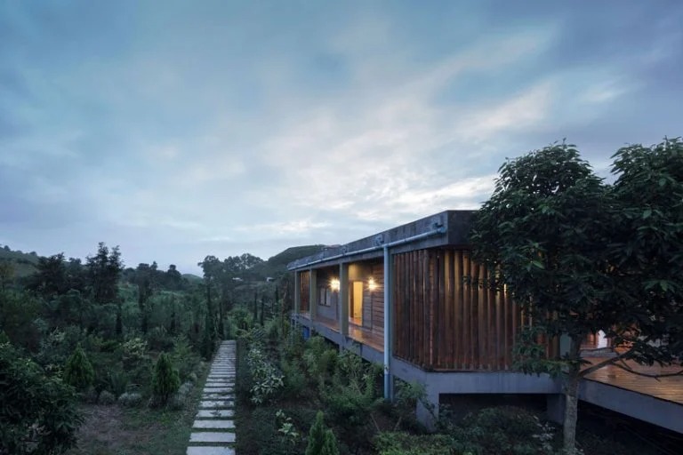 В доме из бамбука и бетона в лесах Таиланда не подведено ни электричество, ни водопровод: проект был разработан вокруг концепции создания "зеленого" и самодостаточного здания