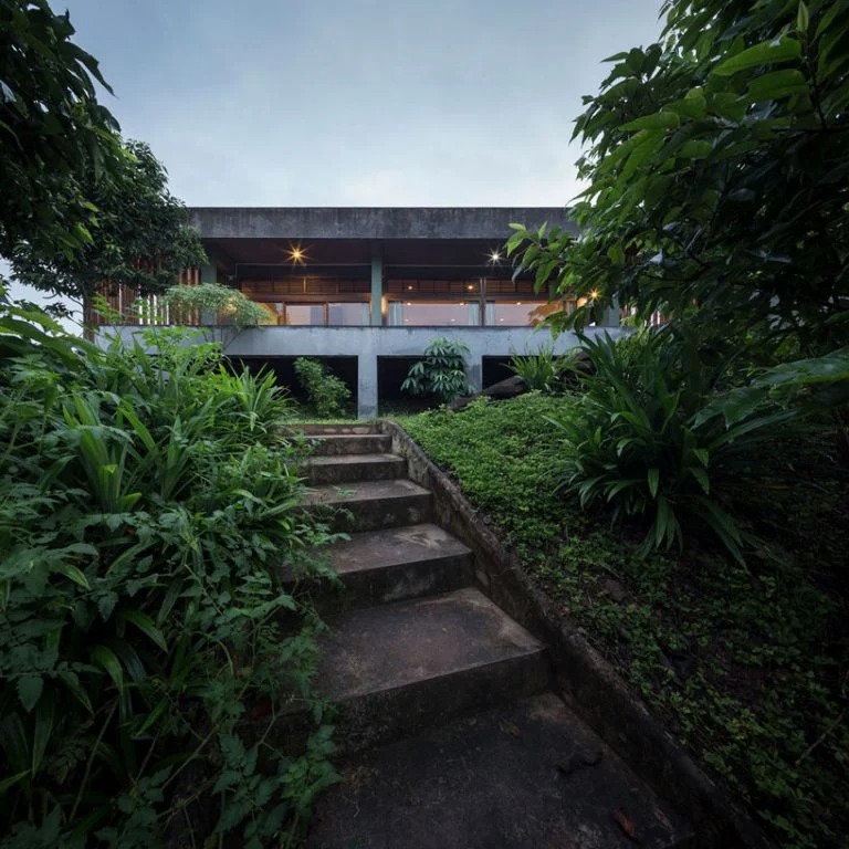 В доме из бамбука и бетона в лесах Таиланда не подведено ни электричество, ни водопровод: проект был разработан вокруг концепции создания "зеленого" и самодостаточного здания