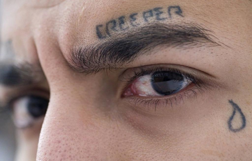 Что означает татуировка в виде слезы под глазом (узнав значение, я стала остерегаться людей с такой отметиной)