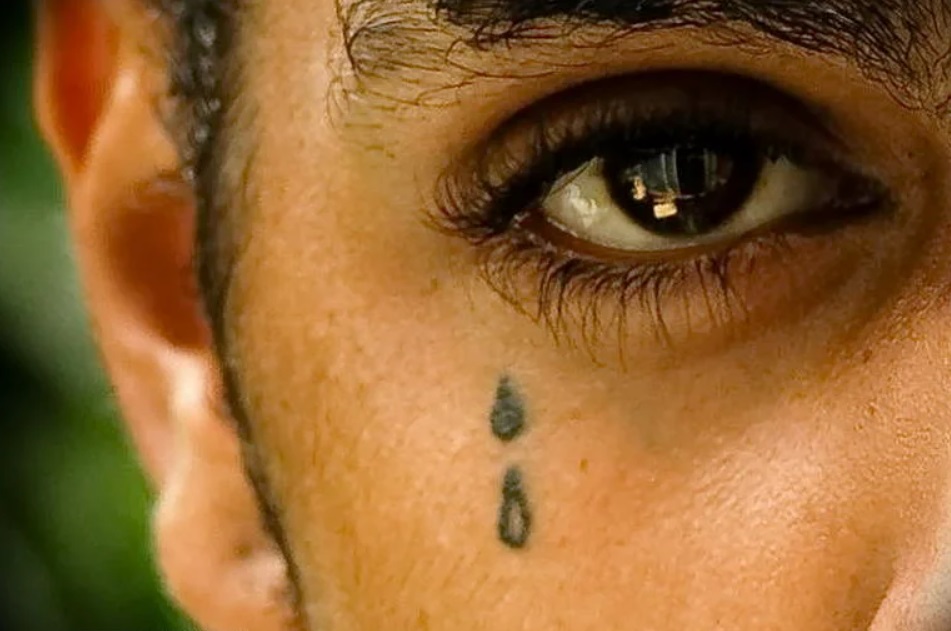 Что означает татуировка в виде слезы под глазом (узнав значение, я стала остерегаться людей с такой отметиной)