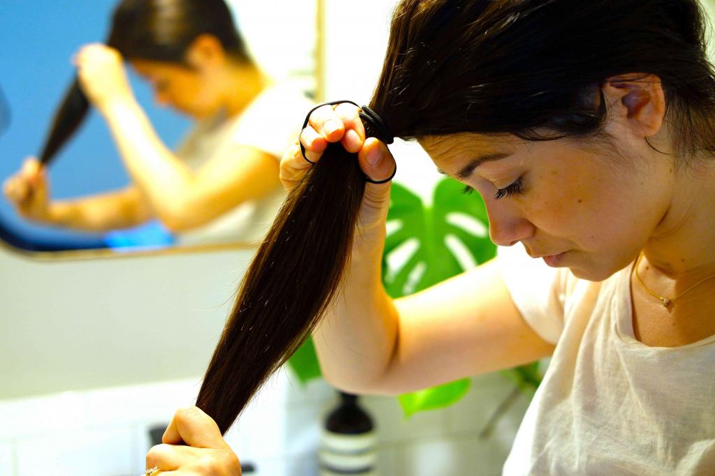 Как подстричься дома: главное сделать хвост по центру головы, как у единорога
