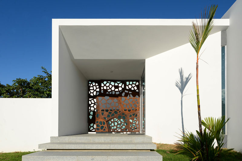 При ремонте дома в Пуэрто-Рико дизайнеры решили добавить на окно декоративный экран из стали: от солнца защищает, но и взгляды прохожих притягивает