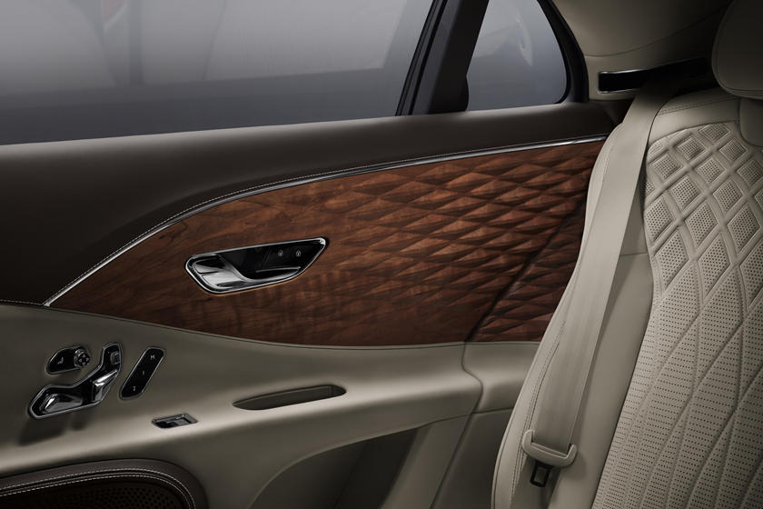 Завоевать рынок ультрароскоши: Bentley представил Flying Spur с 3D-панелями из дерева