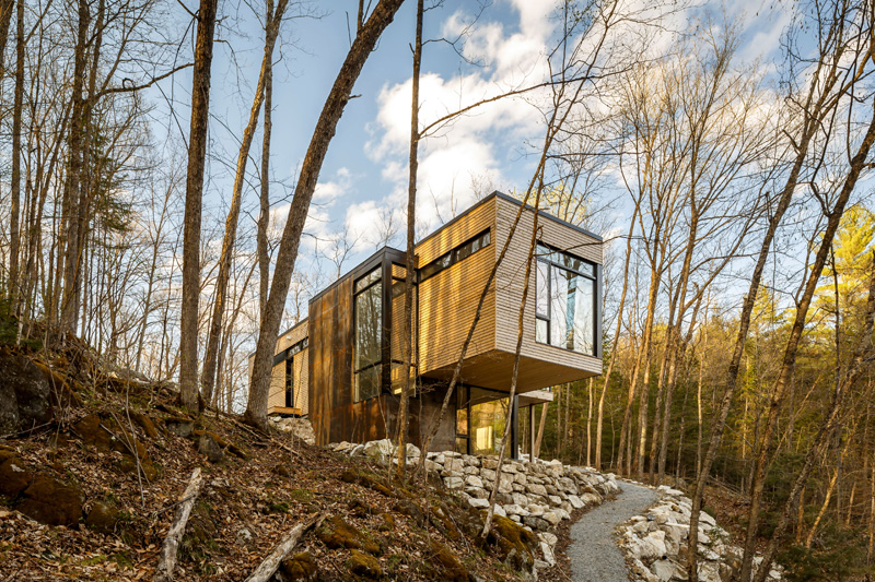 Архитекторы построили в глухом лесу современный дом, часть которого свисает над обрывом: жить в таком одновременно и романтично, и страшновато