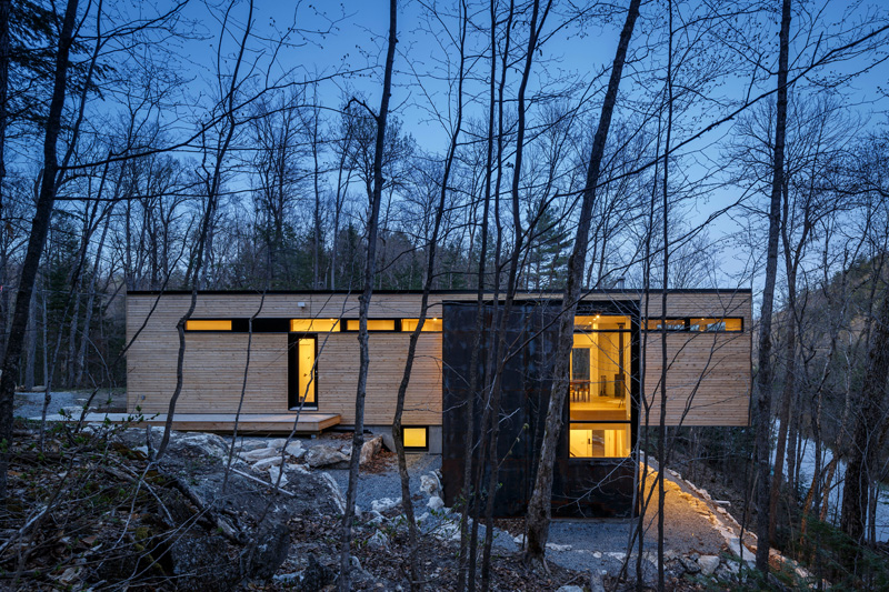 Архитекторы построили в глухом лесу современный дом, часть которого свисает над обрывом: жить в таком одновременно и романтично, и страшновато
