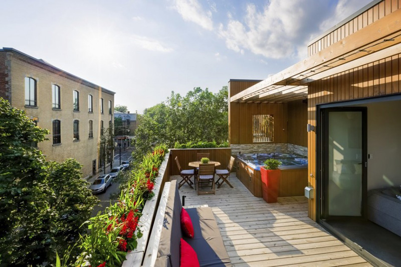 Архитекторы построили роскошную квартиру над рестораном в Монреале. Жильцам повезло больше, чем гостям заведения, ведь у них есть даже джакузи на балконе