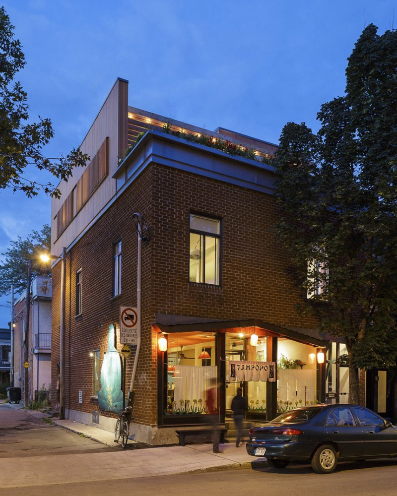 Архитекторы построили роскошную квартиру над рестораном в Монреале. Жильцам повезло больше, чем гостям заведения, ведь у них есть даже джакузи на балконе