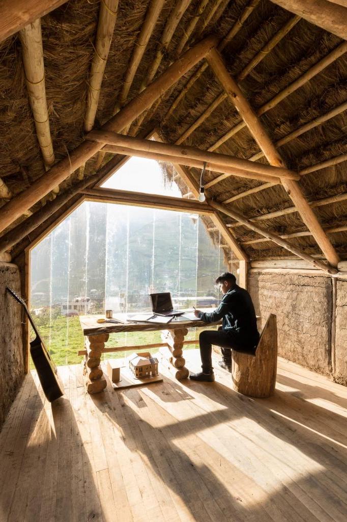 Студент-архитектор построил себе небольшую студию с соломенной крышей в сельской местности: все над ним смеются, а дом у него звуконепроницаемый
