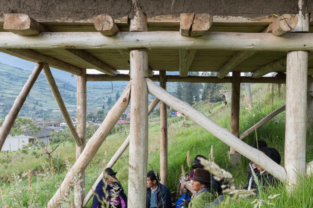 Студент-архитектор построил себе небольшую студию с соломенной крышей в сельской местности: все над ним смеются, а дом у него звуконепроницаемый