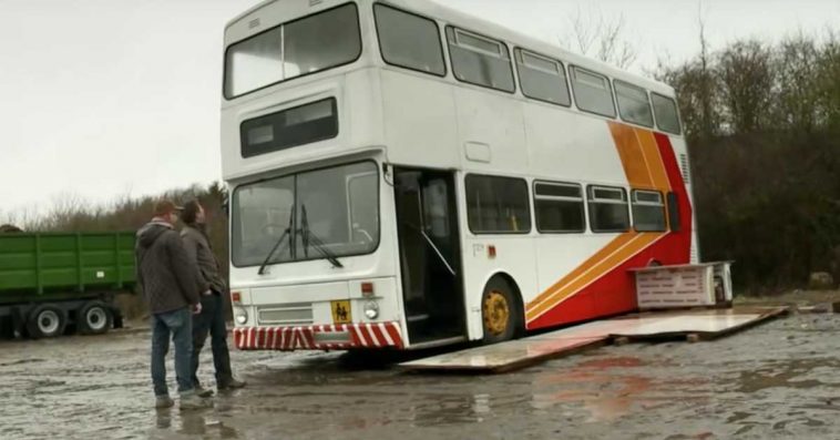 Мужчина купил старый автобус в надежде превратить его в дом: 6 месяцев и 11 000 евро были потрачены не зря (фото)