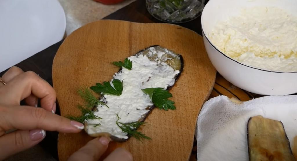 Конвертики из баклажанов с помидорами и плавленым сыром — рецепт с фото пошагово