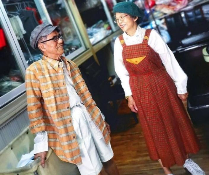 Пожилая пара из Тайваня стала популярной после "модных" показов в вещах, оставленных в их прачечной