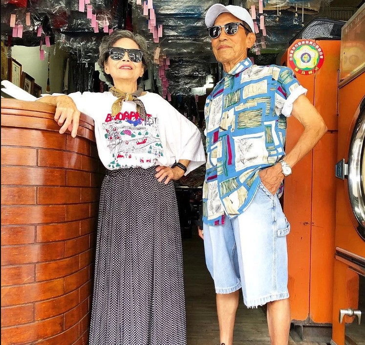 Пожилая пара из Тайваня стала популярной после "модных" показов в вещах, оставленных в их прачечной