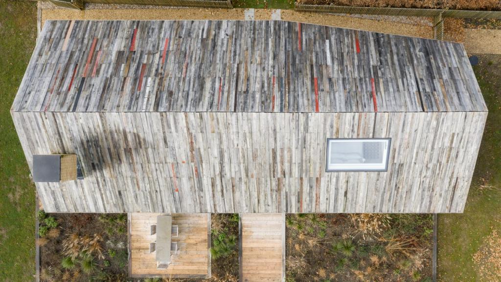 Архитекторы использовали деревяшки от старого сарая, чтобы обшить дом и помочь строению "слиться с ландшафтом" (фото)