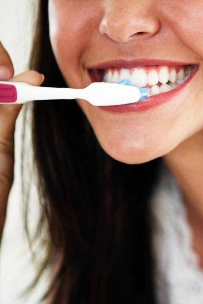 Что важно знать об отбеливании зубов: чтобы зубы не окрашивались после процедуры, втирайте в них вазелин