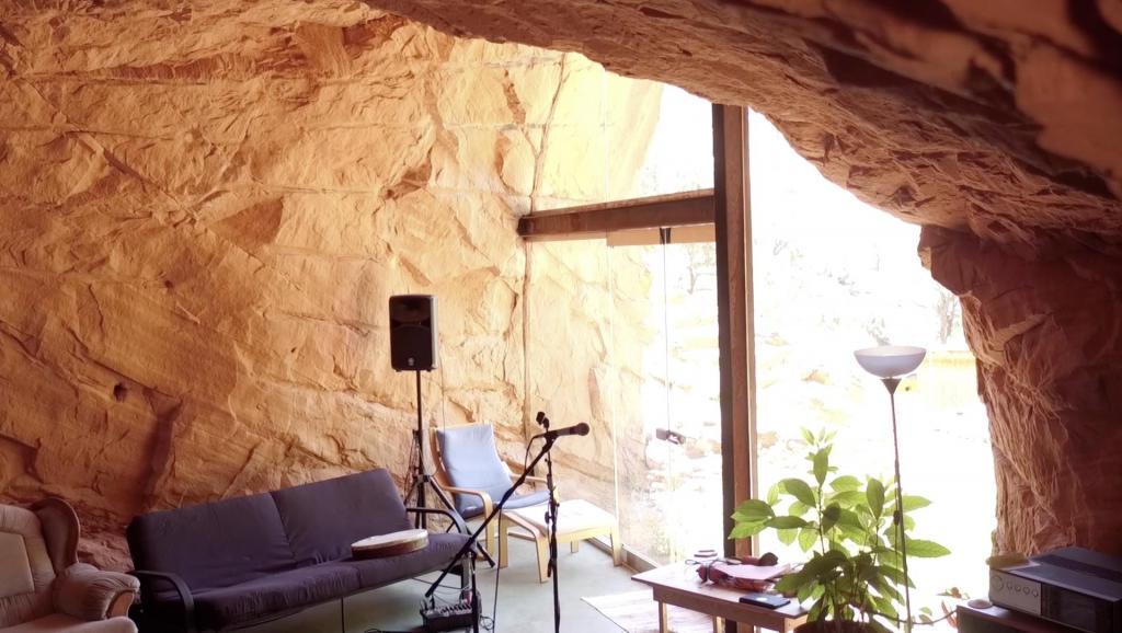 Мужчина вырезал себе дом в пещере. Как он выглядит внутри (фото)