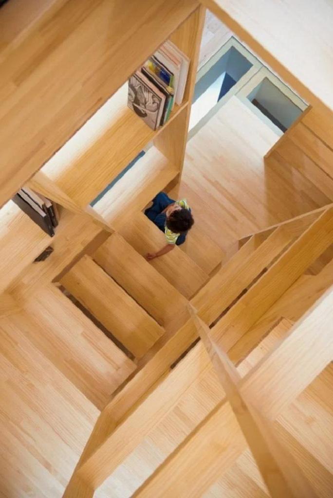 Архитекторы построили узкий дом шириной всего 3,74 метра: центральное место отведено полке-лестнице, по которой и по этажам можно подняться, и вещи хранить (фото)