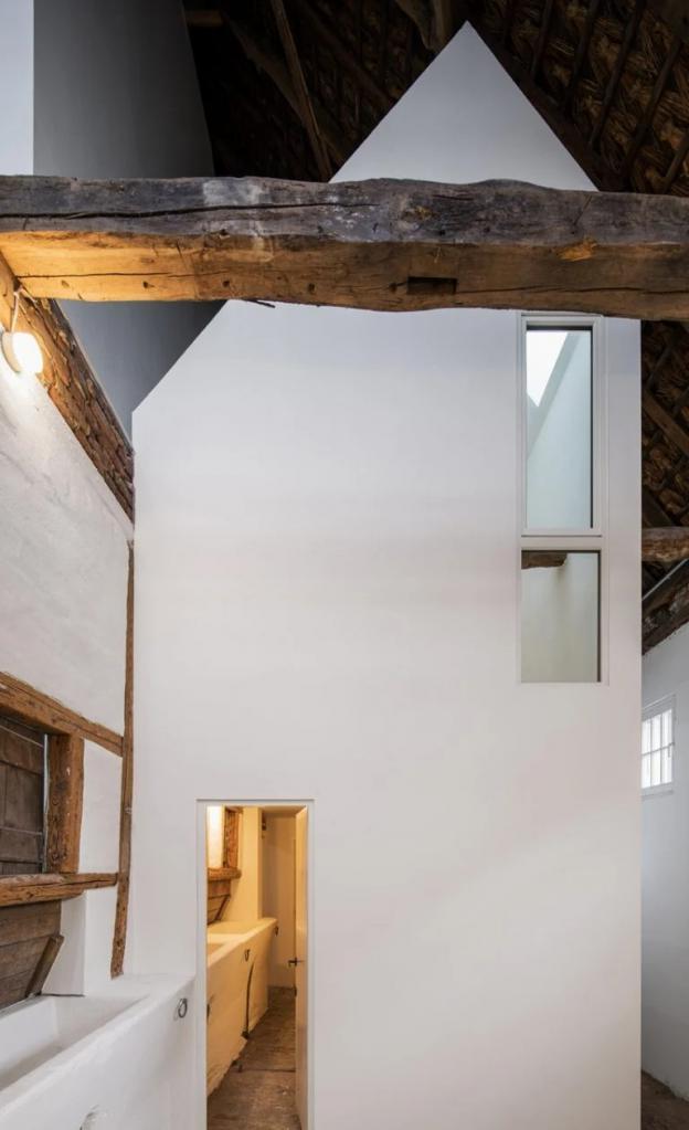 Дом в доме: дизайнер "вписал" небольшой домик внутрь 200-летнего амбара (фото)