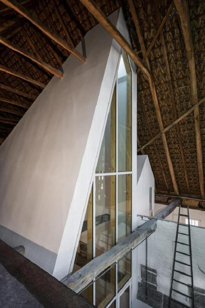 Дом в доме: дизайнер "вписал" небольшой домик внутрь 200-летнего амбара (фото)