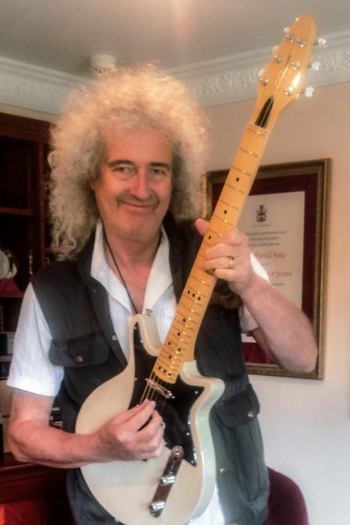 Гитарист группы Queen Брайан Мэй получил на день рождения необычный подарок: фото кометы