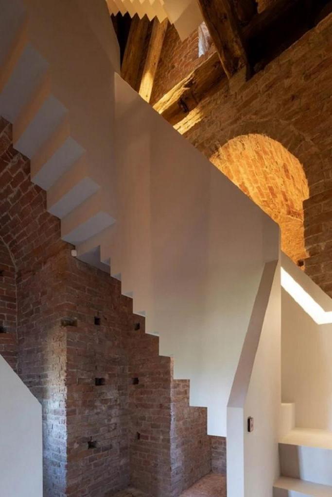 Дизайнеры построили простые, но стильные лестницы внутри средневековой церкви в Нидерландах. Подъем и спуск по ним - это своего рода путешествие вокруг 8 религиозных праздников