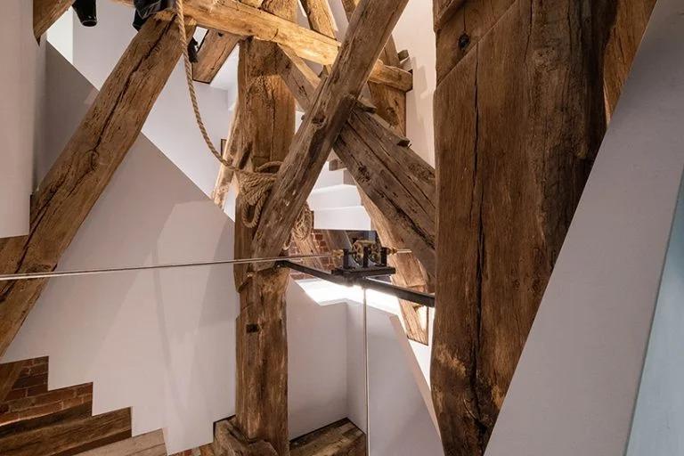 Дизайнеры построили простые, но стильные лестницы внутри средневековой церкви в Нидерландах. Подъем и спуск по ним - это своего рода путешествие вокруг 8 религиозных праздников