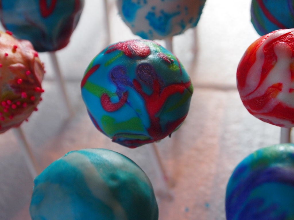 Кейк-попсы – отличная идея для яркого угощения: я украшаю их разноцветной глазурью