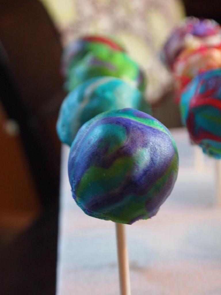 Кейк-попсы – отличная идея для яркого угощения: я украшаю их разноцветной глазурью
