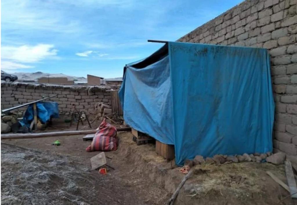 Соседи смастерили для матери-одиночки и ее 6 детей небольшой домик. До этого они жили в палатке