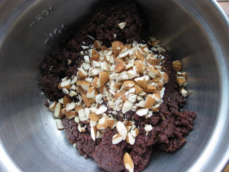Полезная сладость, которая не требует выпекания: рецепт шоколадной помадки с пчелиной пыльцой