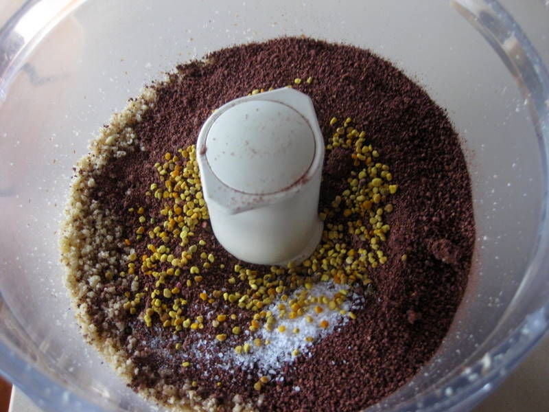Полезная сладость, которая не требует выпекания: рецепт шоколадной помадки с пчелиной пыльцой