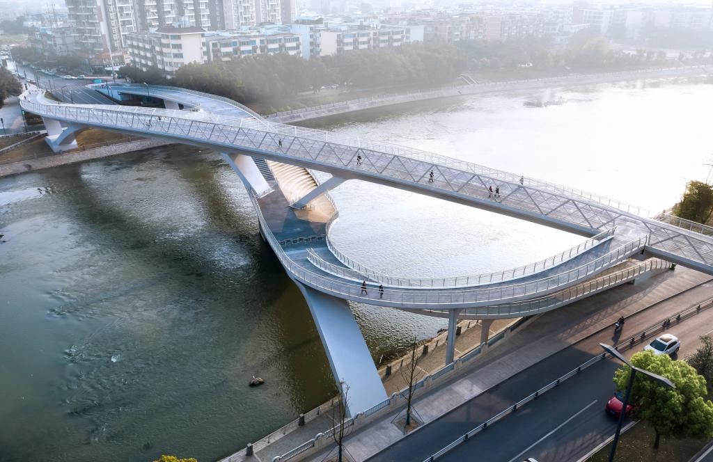 Архитекторы в Китае построили мост над рекой в Чэнду, похожий на бесконечную извилистую тропу