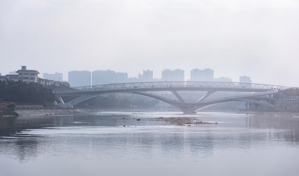 Архитекторы в Китае построили мост над рекой в Чэнду, похожий на бесконечную извилистую тропу