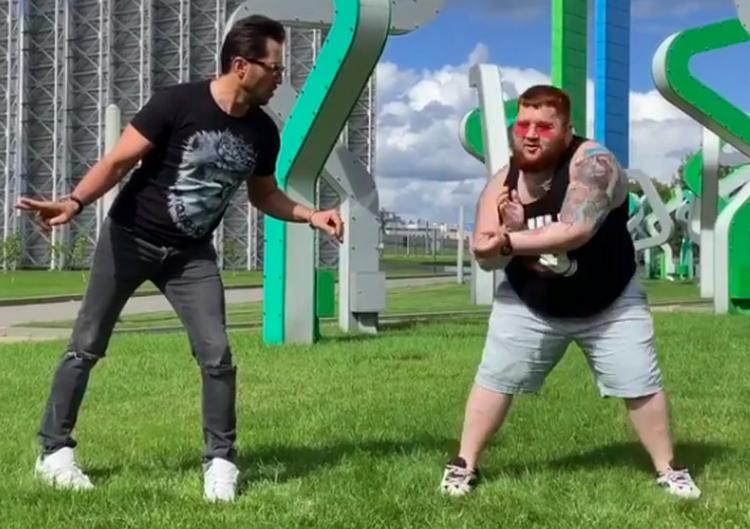 Невероятный батл двух "роботов": Александр Ревва и Пухляш истоптали лужайку в зажигательном танце (видео)